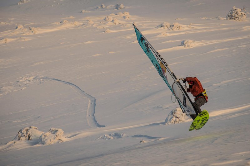 Levi Siver Windsurf Montagna Innevata Giappone